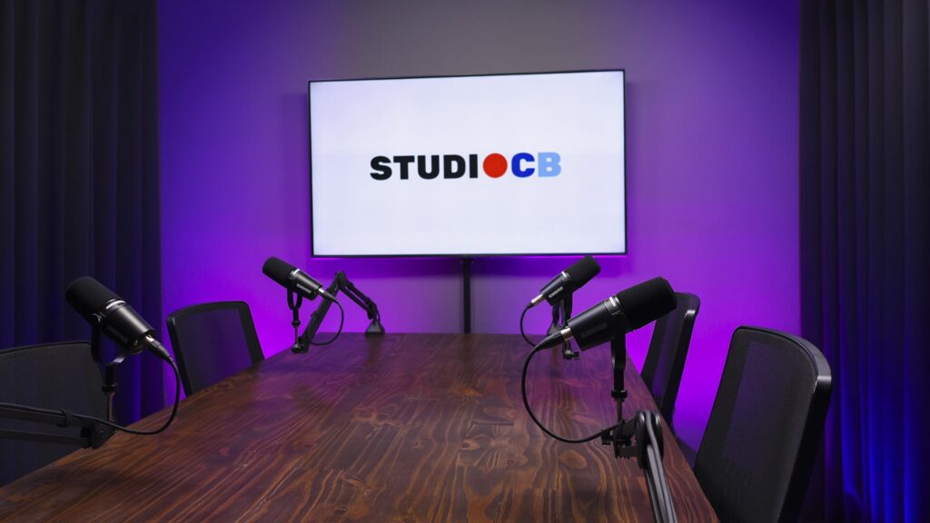 Estrutura profissional de estúdio de podcast no Rio de Janeiro com microfones Shure e iluminação de TV na cor que você desejar.