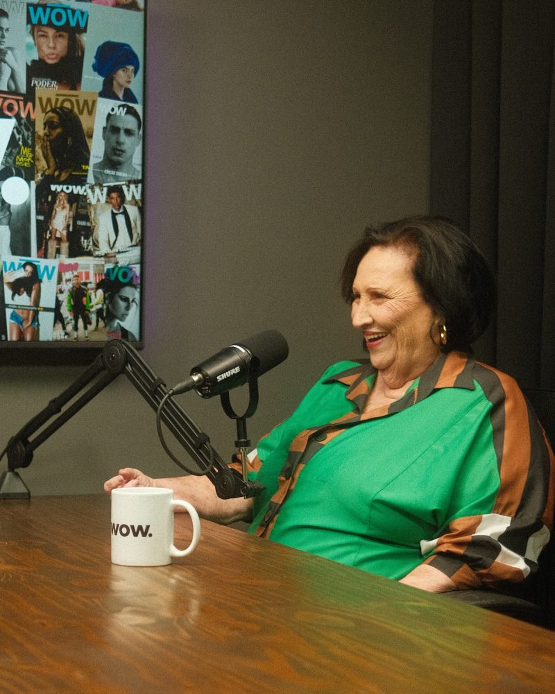 Déa Lúcia (mãe de Paulo Gustavo) gravando podcast no Studio CB Max na Barra da Tijuca. Estúdio com acessibilidade e conforto.
