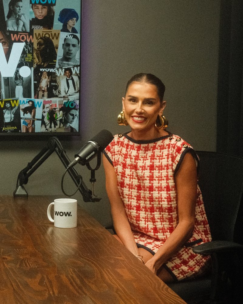 Atriz Deborah Secco em estúdio de podcast na Barra da Tijuca. Gravação de videocast com qualidade de cinema no Studio CB.