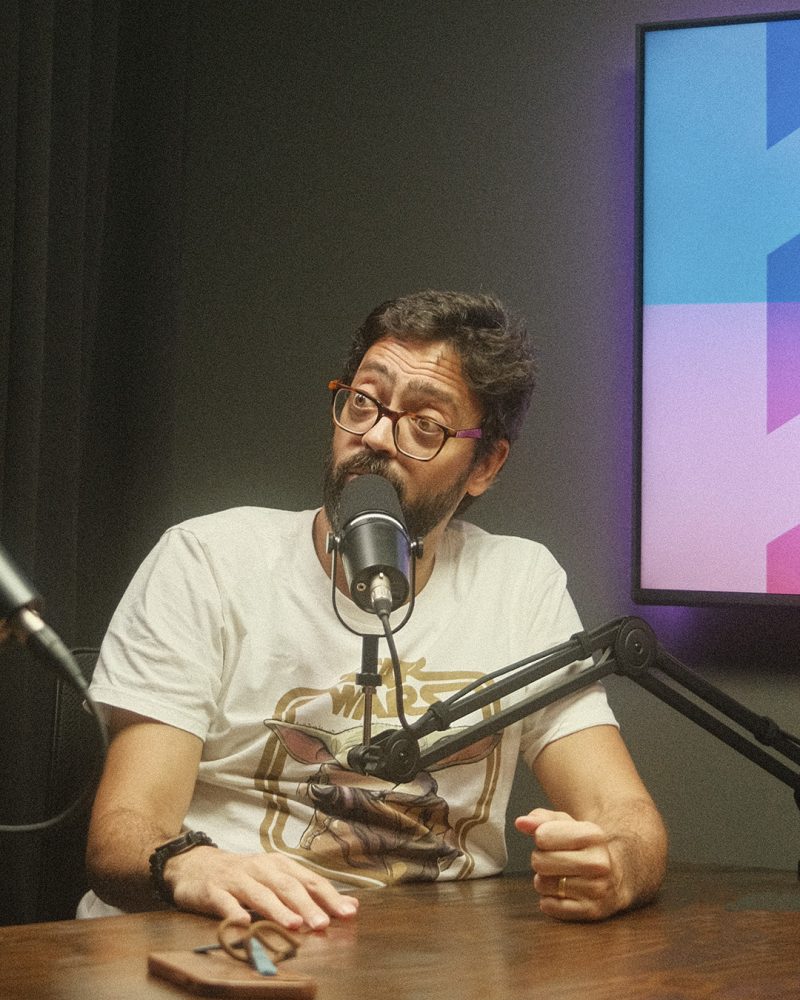Comediante Fernando Caruso gravando podcast no Studio CB. O estúdio preferido de humoristas e atores na Barra da Tijuca.