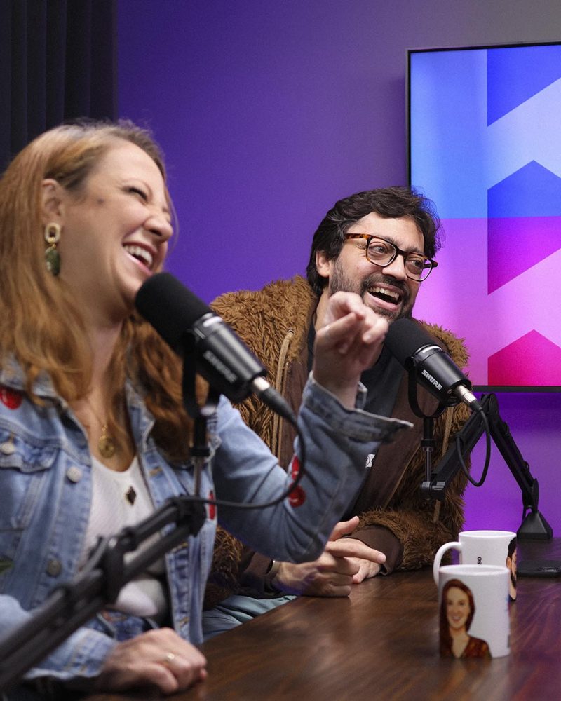 Comediantes Bia Guedes e Fernando Caruso gravando o podcast 4Cast. Estúdio com tratamento acústico profissional na Barra da Tijuca.