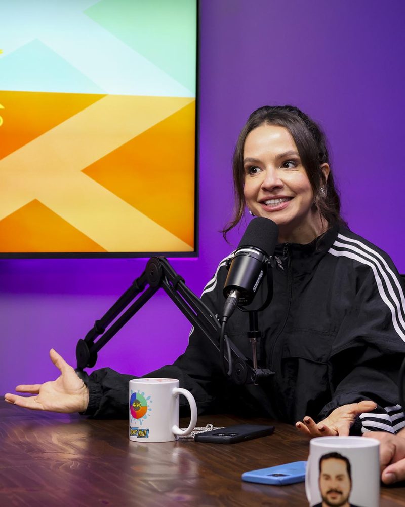 Thais Belchior gravando podcast de humor. Estúdio com microfones Shure e isolamento acústico na Barra da Tijuca.