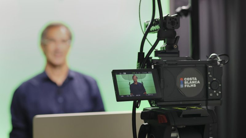 Videoaula com professor recortado na tela (Picture-in-Picture). Use nosso controle remoto passador de slides para total autonomia na gravação.