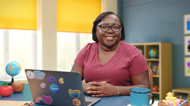 Professora gravando curso para o Canva utilizando Teleprompter com iPad e suporte técnico especializado do Studio CB.