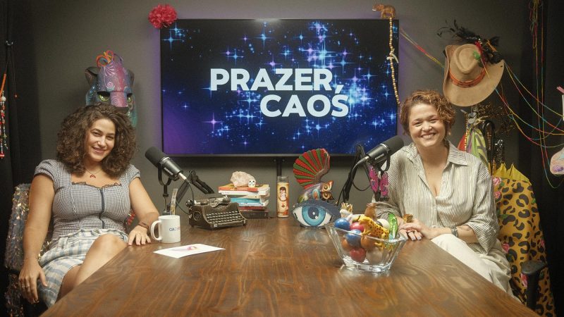 Bastidores do podcast Prazer Caos com Vanessa Oliveira. Exemplo de pacote mensal de gravação de podcast com cenário customizado.