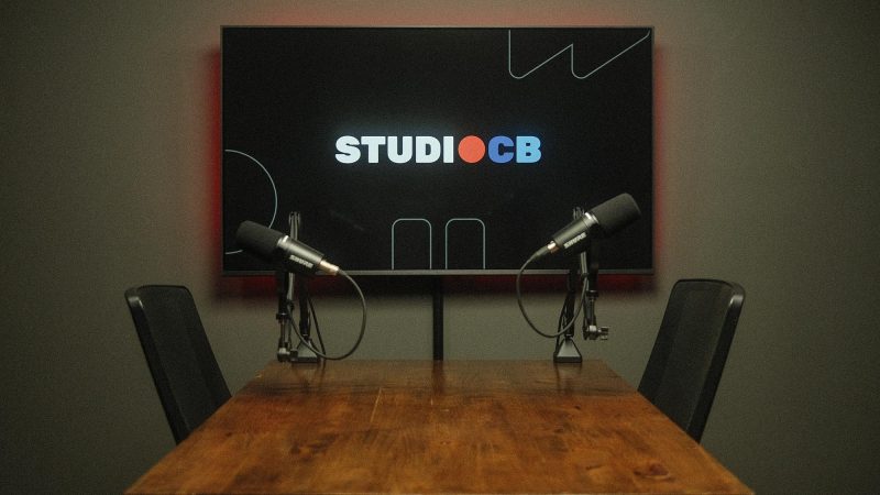 Mesa de podcast montada apenas com 2 microfones para gravação de entrevistas ou bate-papo intimista.