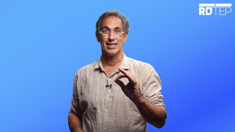 Gravação de videoaula com Chroma-key no Studio CB Max: inserção de fundos personalizados e espelhamento de slides na TV.