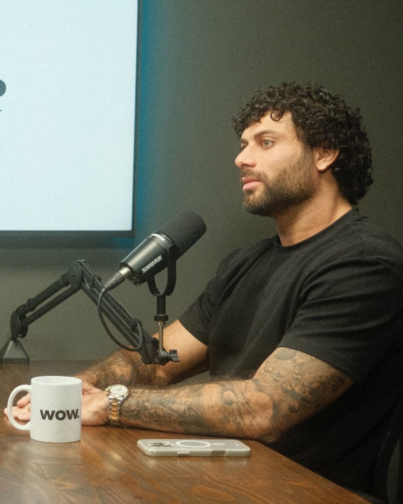 Jesus Luz gravando episódio de videocast. Produção audiovisual profissional e edição de podcast no Rio de Janeiro.