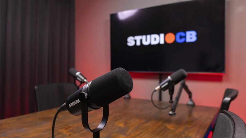 Qualidade de áudio Shure: Microfones de padrão mundial e masterização de som inclusa para um podcast livre de ruídos.