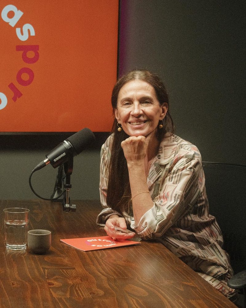 Flora Gil gravando podcast de entrevistas. Estúdio de alto padrão no Shopping Downtown para executivos e artistas.