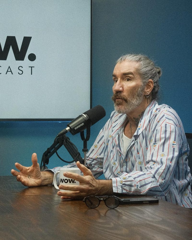Stylist Felipe Veloso gravando conteúdo no Studio CB. Estúdio com cenário customizável e iluminação RGB para vídeos de moda.