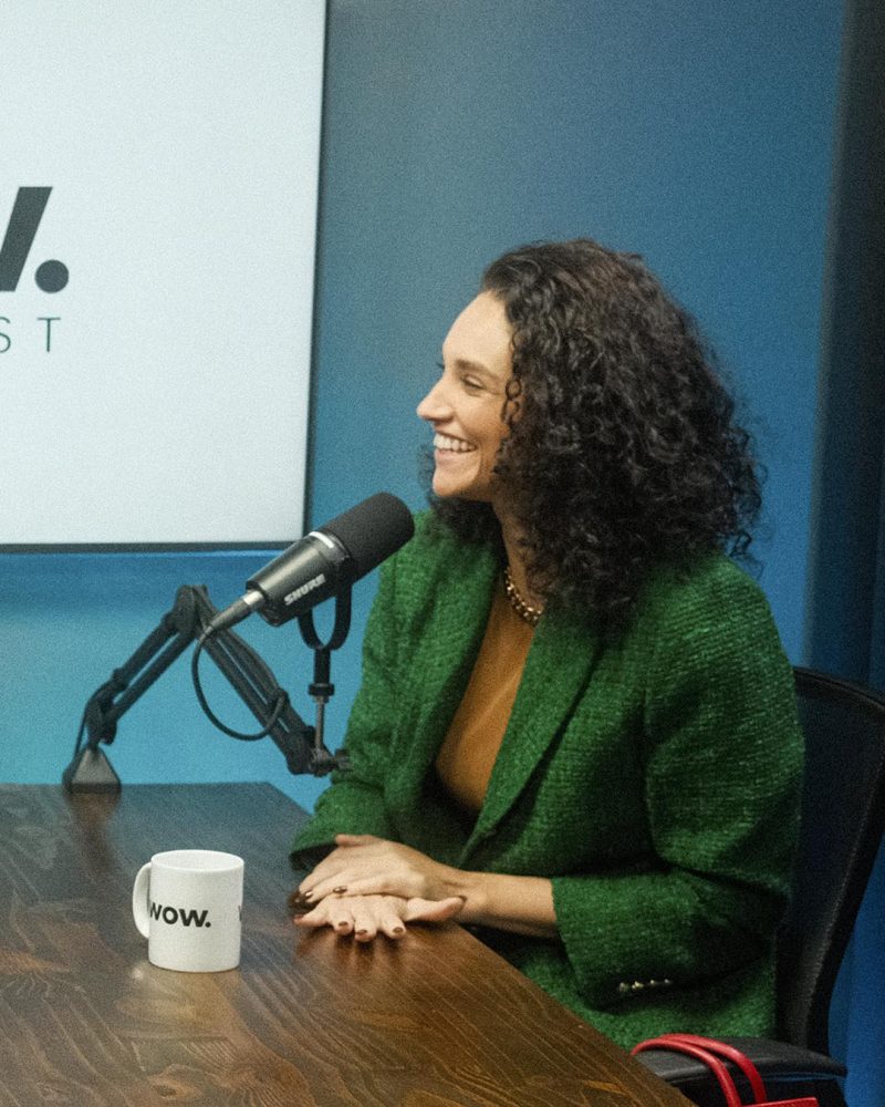 Atriz Débora Nascimento em gravação no Studio CB Max. Gravação de podcast com câmeras de última geração e iluminação de ponta.
