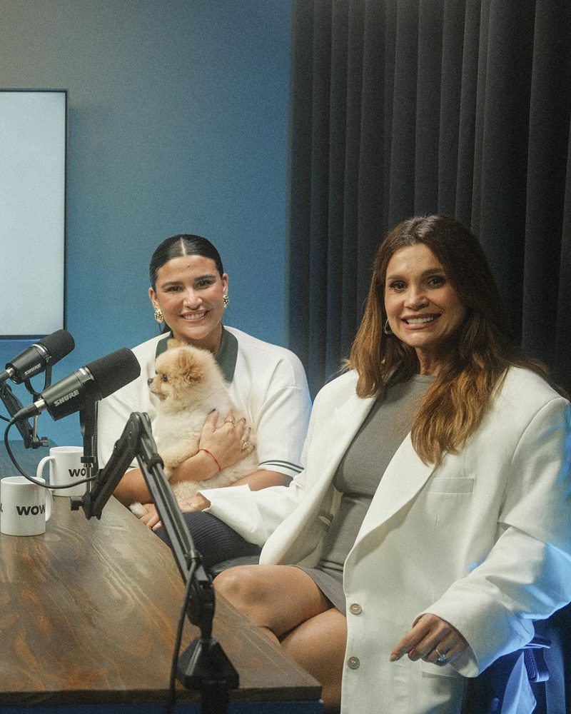 Flávia Alessandra e Giulia Costa com cachorro em estúdio de podcast. Studio CB Pet Friendly na Barra da Tijuca.