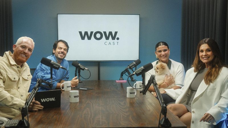 Atriz Flávia Alessandra e sua filha gravando podcast com cachorro no colo. Estúdio de gravação Pet Friendly na Barra da Tijuca.