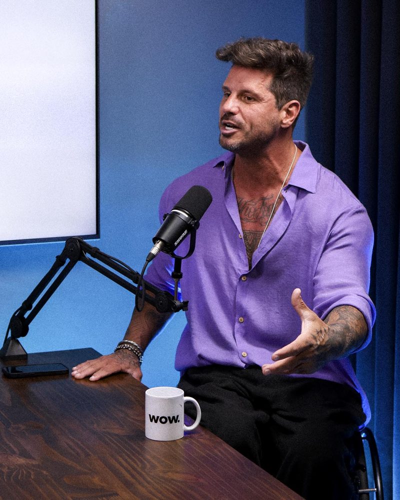 Fernando Fernandes em gravação de podcast acessível no Rio de Janeiro. Studio CB no Shopping Downtown com estrutura inclusiva.