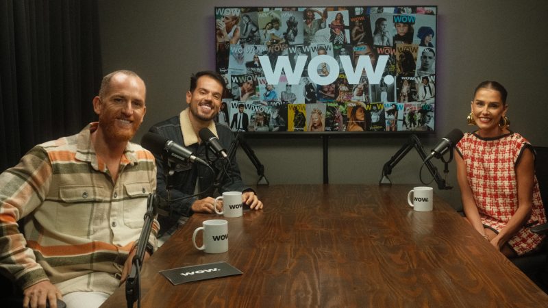 Atriz Deborah Secco sorrindo durante gravação de podcast. Estúdio localizado no Shopping Downtown Barra da Tijuca com segurança e estacionamento rotativo.