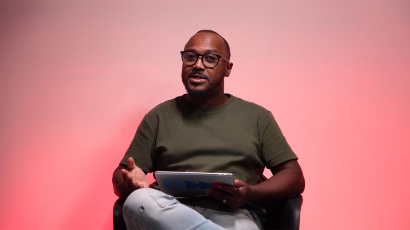 Estúdio com iluminação RGB personalizável: Adaptamos a cor do cenário para a identidade visual da sua marca ou infoproduto.