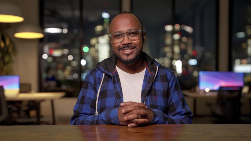 Produção de conteúdo EAD com recorte de fundo profissional. Opção de entrega do material bruto ou edição completa.